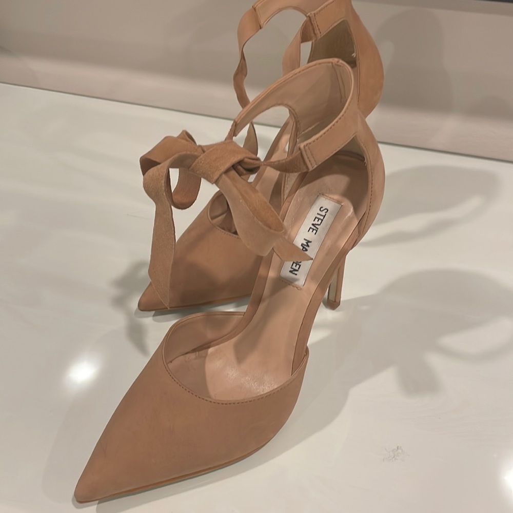 STEVE MADDEN Beige Point-Toe Heel with Tie Up